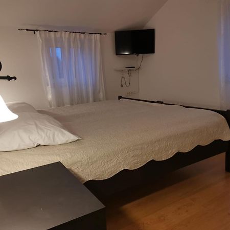 Apartman Kornu Велі-Лошинь Екстер'єр фото